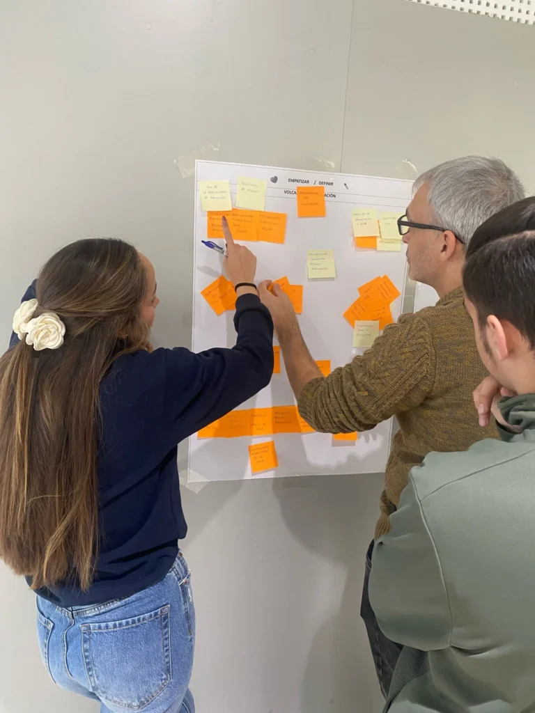 Equipo participando en una sesión de facilitación