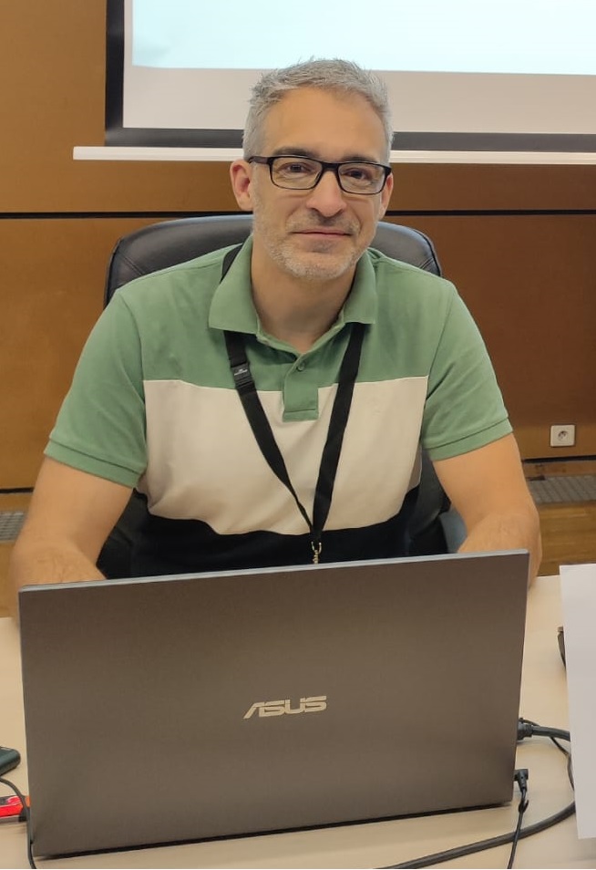 Isaac Albarracín trabajando con su portátil durante una formación